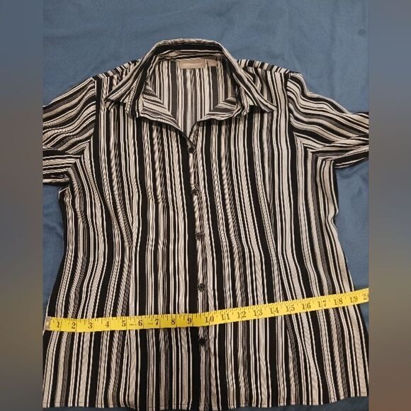 3 for $26 - Croft & Barrow Buttons Up Blouse. - Picture 2 of 7